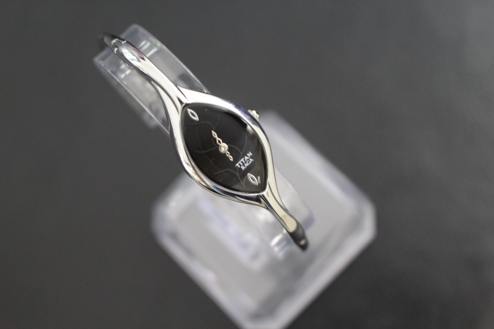 Đồng hồ nữ Titan 9701SM02 sang trong trong từng chi tiết